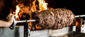 Cağ Kebab Turki: Teknik Memasak Domba Horizontal Jadi Tren