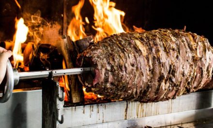 Cağ Kebab Turki: Teknik Memasak Domba Horizontal Jadi Tren