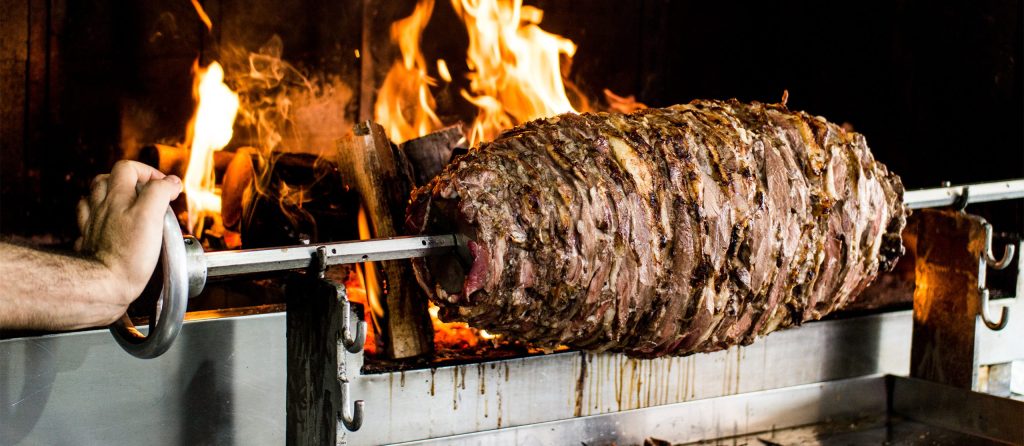 Cağ Kebab Turki: Teknik Memasak Domba Horizontal Jadi Tren