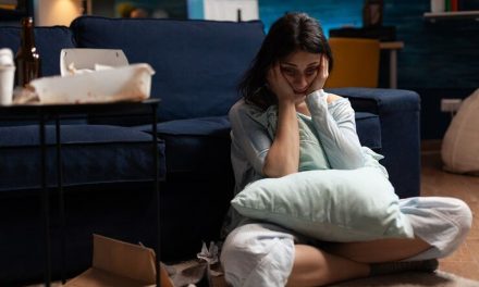 Menyimpan Rahasia Sendirian Bisa Memicu Stres Kronis?