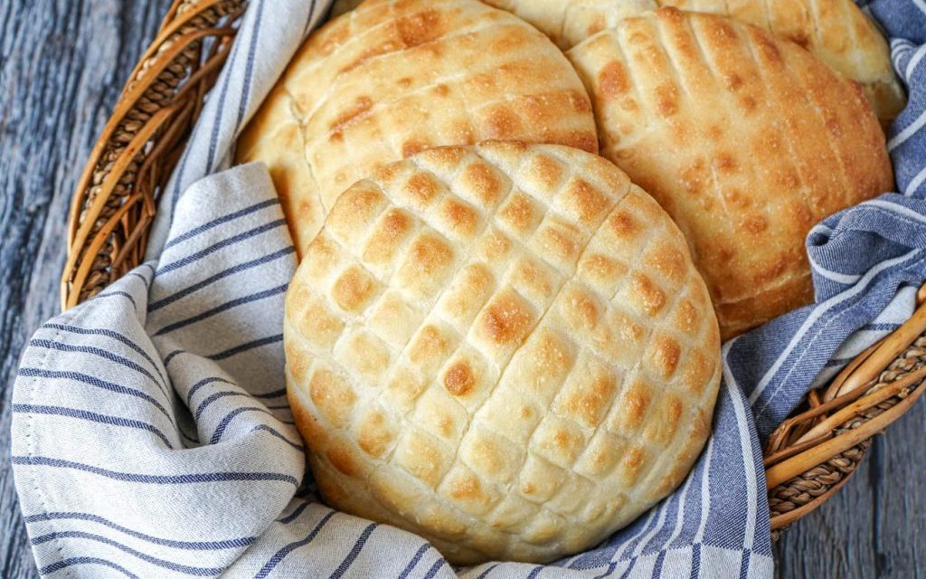 Menikmati Komplet Lepinja: Roti Pipih Unik Serbia Yang Lumer