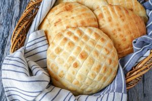 Menikmati Komplet Lepinja: Roti Pipih Unik Serbia Yang Lumer
