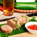 Sosis Babi Fermentasi Thanh Hoa: Kuliner Oleh-oleh Khas Vietnam