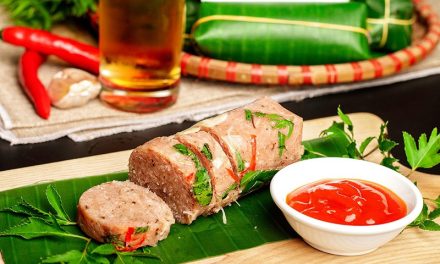 Sosis Babi Fermentasi Thanh Hoa: Kuliner Oleh-oleh Khas Vietnam