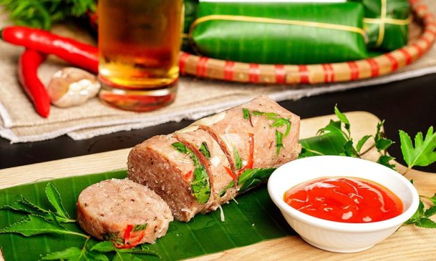 Sosis Babi Fermentasi Thanh Hoa: Kuliner Oleh-oleh Khas Vietnam