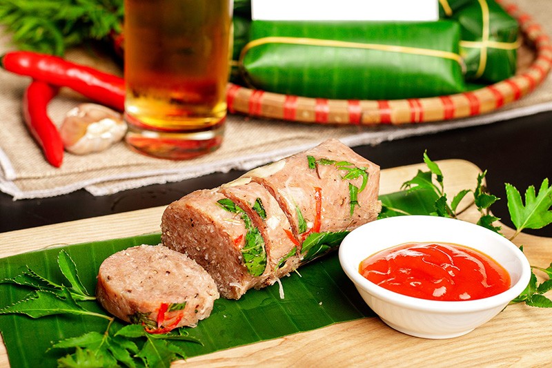 Sosis Babi Fermentasi Thanh Hoa: Kuliner Oleh-oleh Khas Vietnam