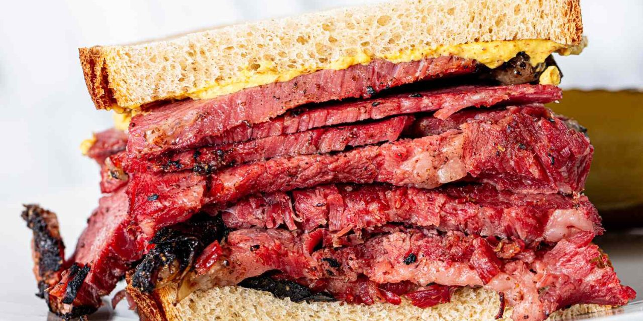 Pastrami Sandwich New York: Daging Sapi Asap Legendaris AS