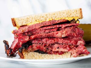 Pastrami Sandwich New York: Daging Sapi Asap Legendaris AS