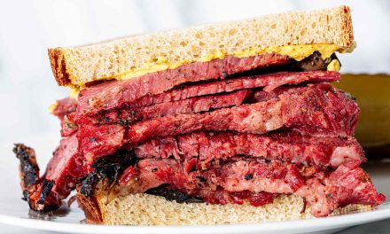 Pastrami Sandwich New York: Daging Sapi Asap Legendaris AS