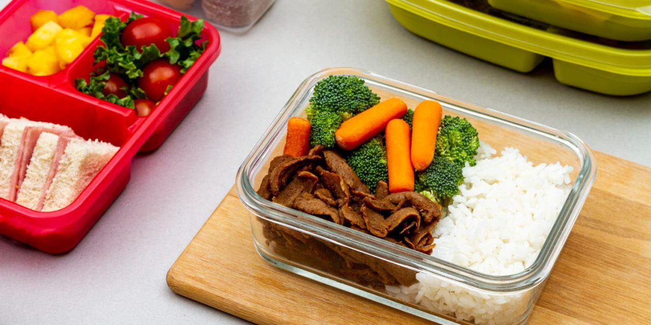 Trik Bersihkan Kotak Bekal Bau Sisa Makanan Agar Segar Kembali
