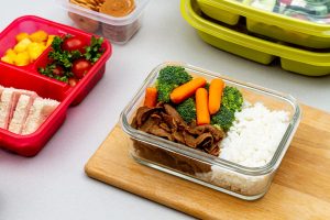 Trik Bersihkan Kotak Bekal Bau Sisa Makanan Agar Segar Kembali