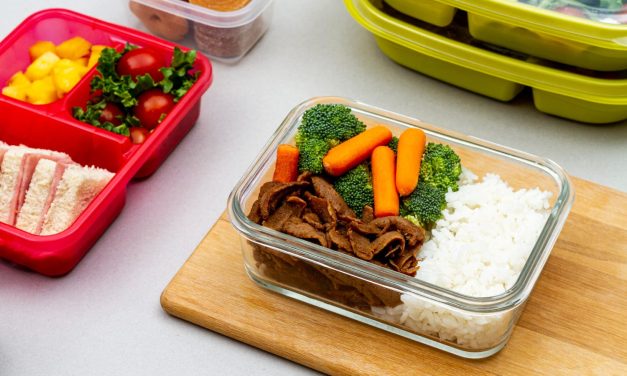 Trik Bersihkan Kotak Bekal Bau Sisa Makanan Agar Segar Kembali