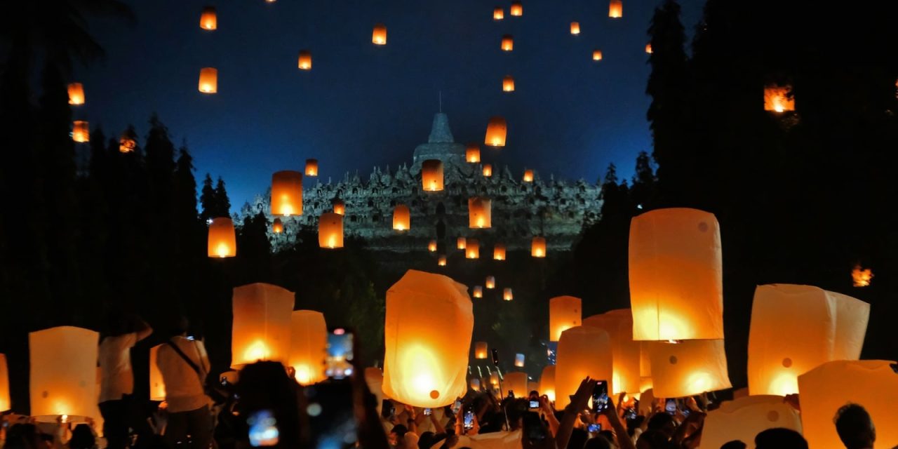 Ribuan Lampion Terbangkan Doa Di Purnama Siddhi Waisak
