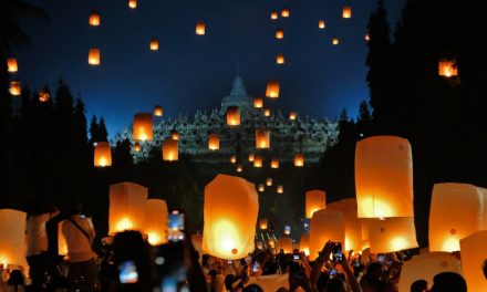 Ribuan Lampion Terbangkan Doa Di Purnama Siddhi Waisak