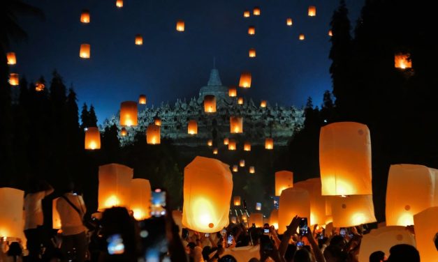 Ribuan Lampion Terbangkan Doa Di Purnama Siddhi Waisak