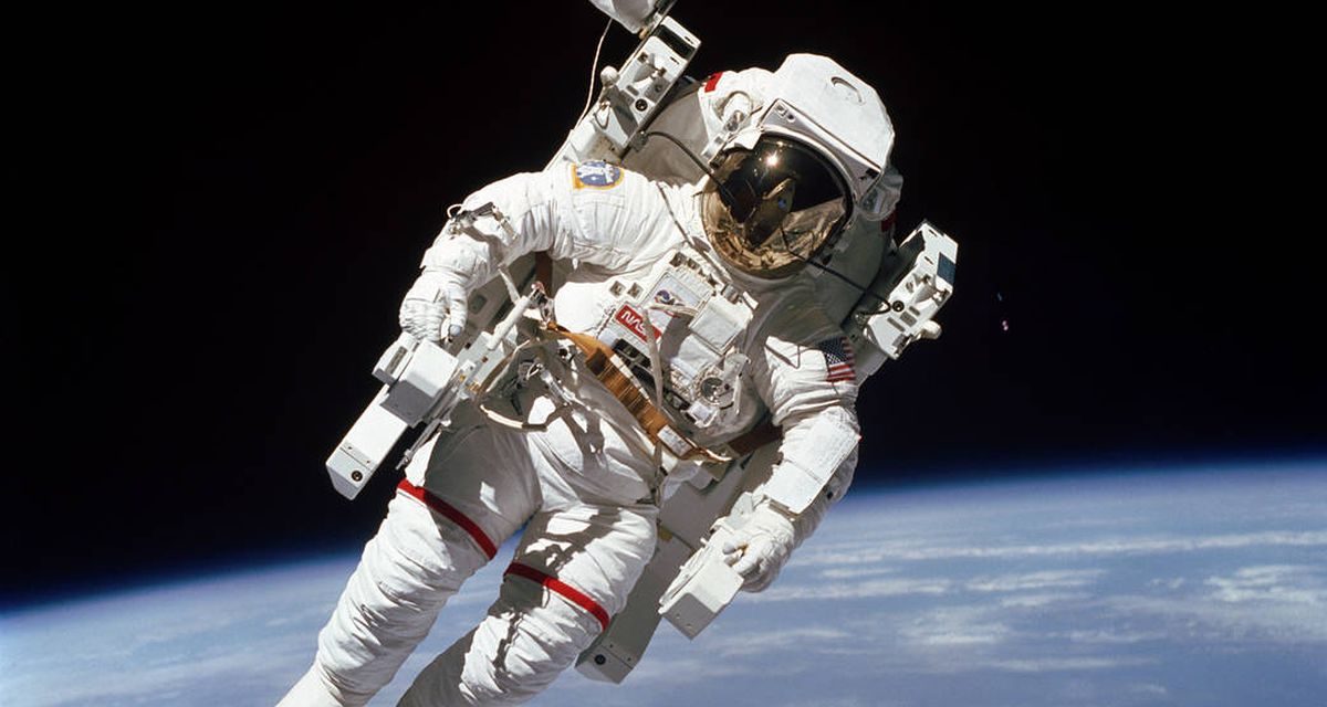 Astronaut NASA Pakai Baju Ruang Angkasa Rancangan Prada