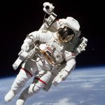 Astronaut NASA Pakai Baju Ruang Angkasa Rancangan Prada