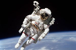 Astronaut NASA Pakai Baju Ruang Angkasa Rancangan Prada
