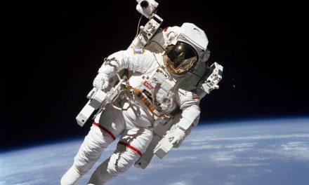Astronaut NASA Pakai Baju Ruang Angkasa Rancangan Prada