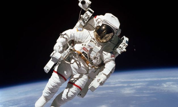 Astronaut NASA Pakai Baju Ruang Angkasa Rancangan Prada
