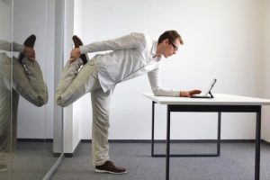 Cara Cegah Sakit Pinggang Di Kantor Lewat 5 Gerakan Yoga