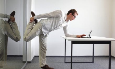 Cara Cegah Sakit Pinggang Di Kantor Lewat 5 Gerakan Yoga