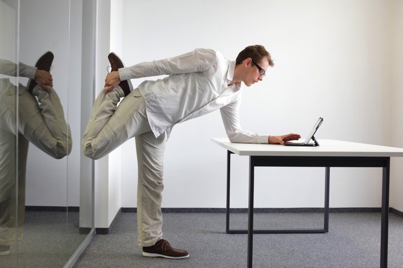 Cara Cegah Sakit Pinggang Di Kantor Lewat 5 Gerakan Yoga