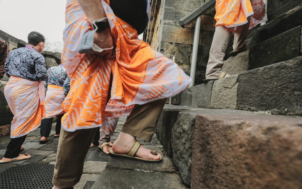 Aturan Baru Borobudur: Wisatawan Wajib Pakai Alas Kaki Khusus