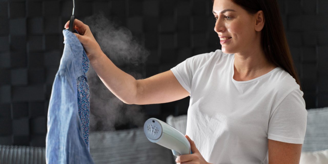 Cara Merapikan Baju Pakai Efek Steam Kamar Mandi