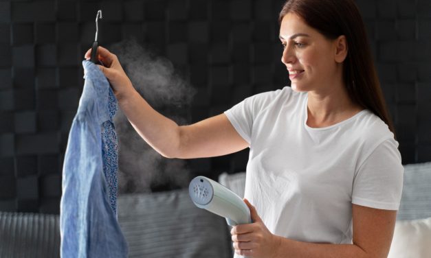 Cara Merapikan Baju Pakai Efek Steam Kamar Mandi