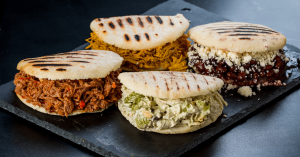 Menikmati Arepas Khas Venezuela Isi Daging Suwir Dan Keju