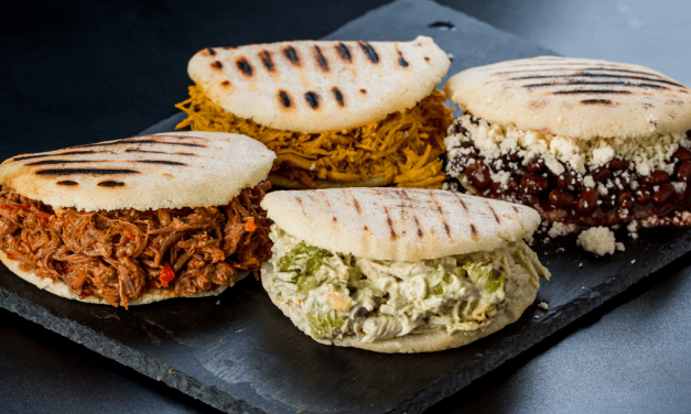 Menikmati Arepas Khas Venezuela Isi Daging Suwir Dan Keju