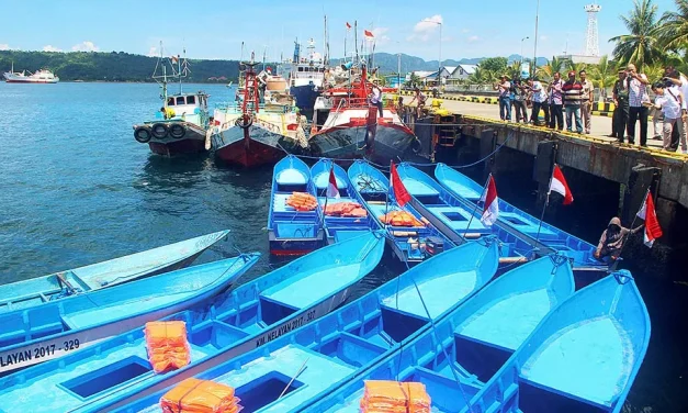 KKP Salurkan Kapal Bermotor Dan Alat Tangkap Di Maluku Utara