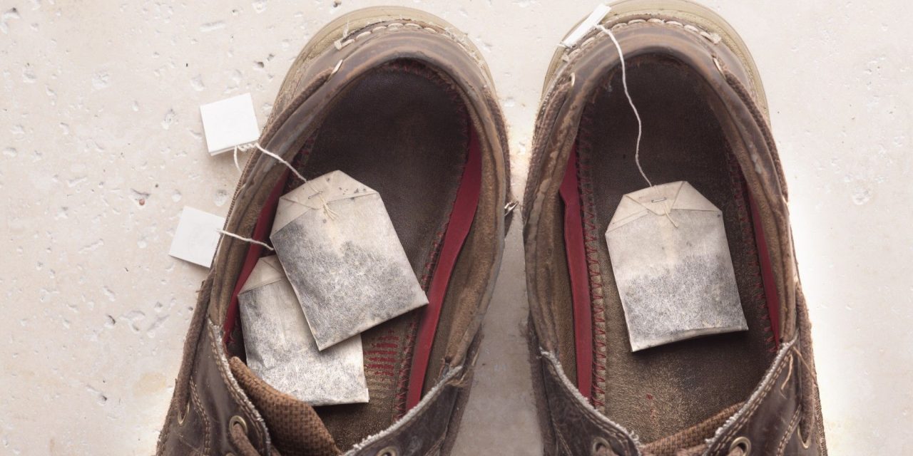 Cara Alami Menghilangkan Bau Apek Pada Sepatu Olahraga