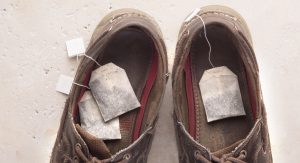 Cara Alami Menghilangkan Bau Apek Pada Sepatu Olahraga