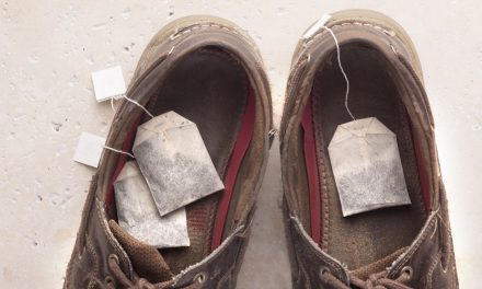 Cara Alami Menghilangkan Bau Apek Pada Sepatu Olahraga